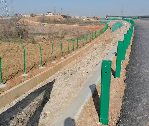 武大（dà）高速道路護欄施工（gōng）現場